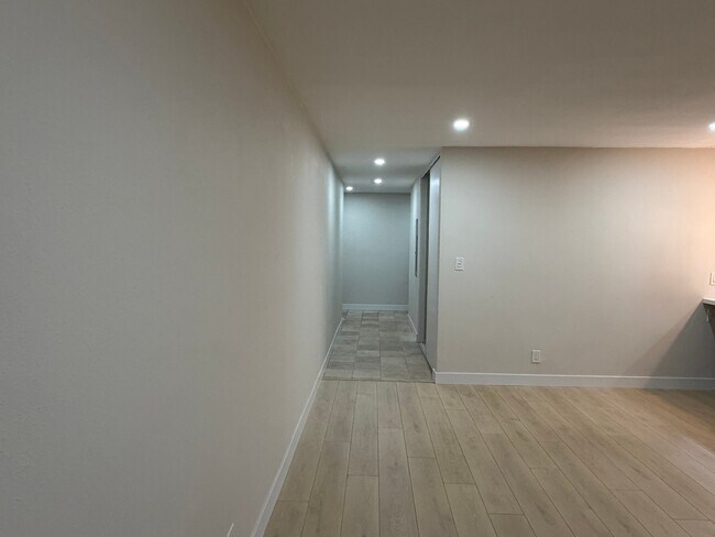 Building Photo - 1061 Park Ave