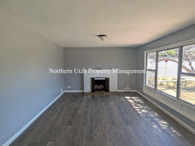 Building Photo - New Paint - 3 Bed 1 Bath