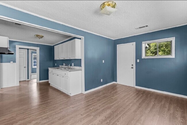 Foto del edificio - Beautifully Renovated 4 Bedroom 2 Bath Hom...