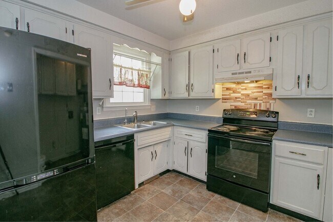 Building Photo - 704 Ranch Hill Dr