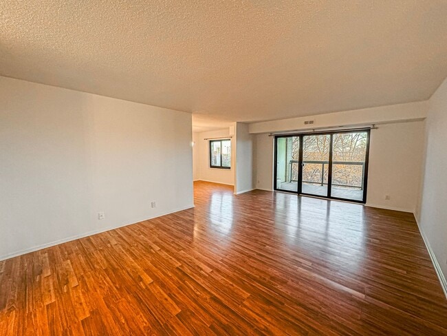 Foto del edificio - Recently Renovated 3 Bed 2.5 Bath Condo With Balcony In Vibrant Watergate At Landmark - Utilities...
