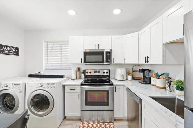 Building Photo - 2302 W Colter St