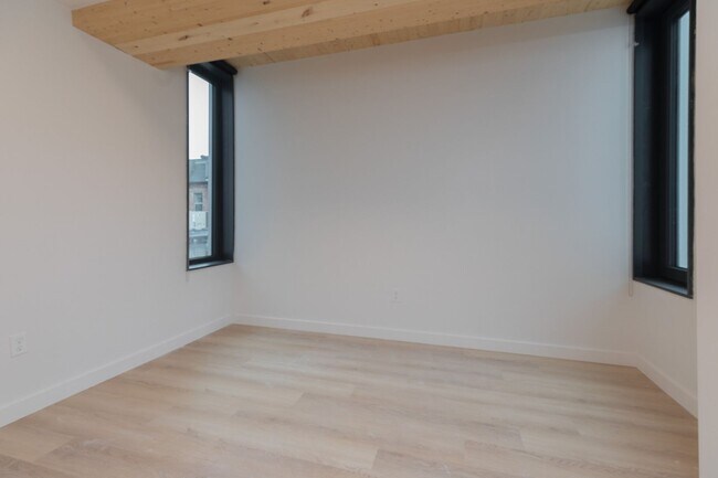 Building Photo - 13 E Lenox St