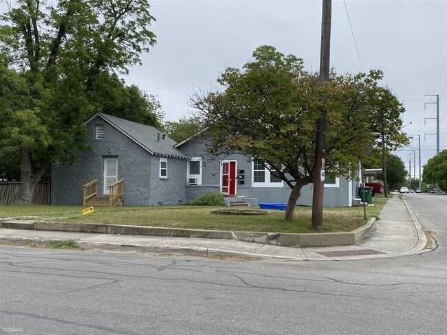 Building Photo - Studio, 1 bath Duplex - 1738 Santa Anna On...