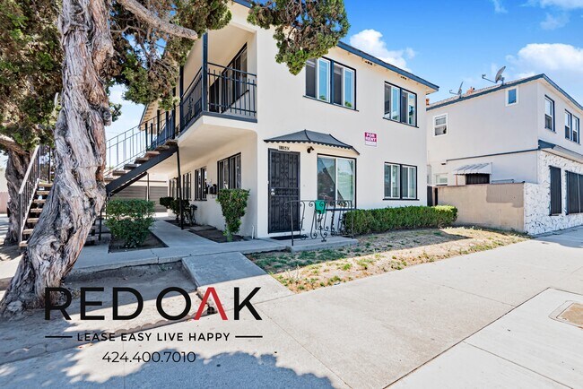 Building Photo - Lovely Top Floor One Bedroom with Sunlit S...