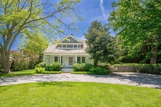 Building Photo - 15 Huntting Ln