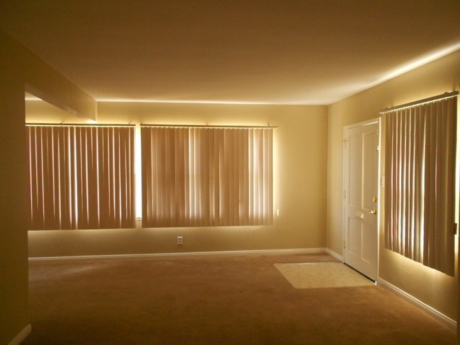 Building Photo - 2437 S Cabrillo Ave