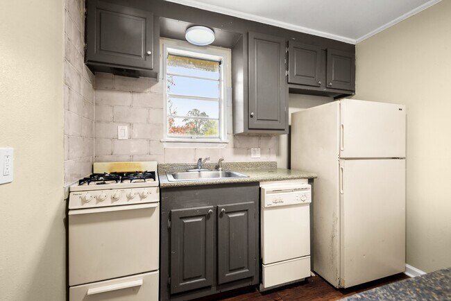 Building Photo - 2584 Iowa St