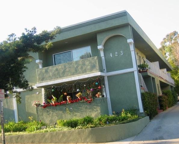 The Building - 423 Pier Ave