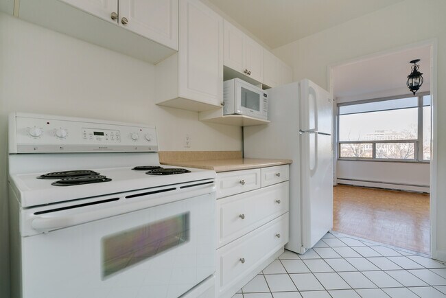 Photo du bâtiment - SUPER-SIZED superior suites in Forest Hill North
