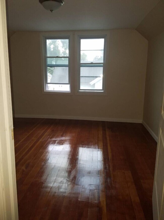 7 Phelps Ave Unit Second floor, Westfield, MA 01085 Apartments in