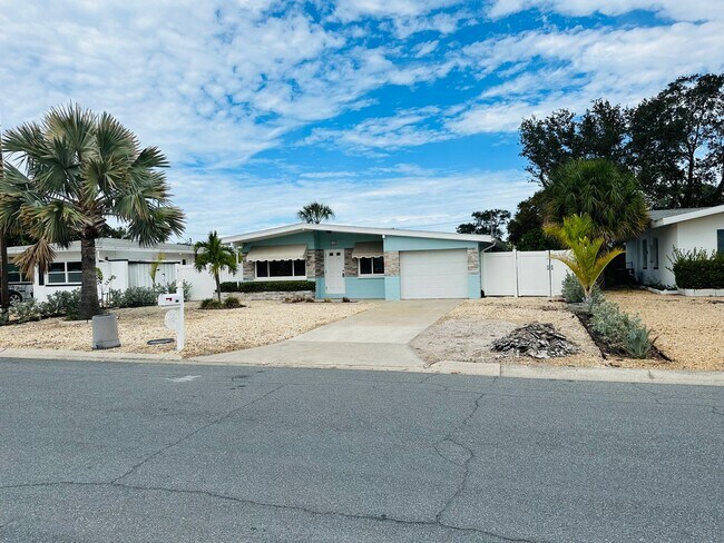 Building Photo - 3 Bedroom 1 bath house located in the beau...