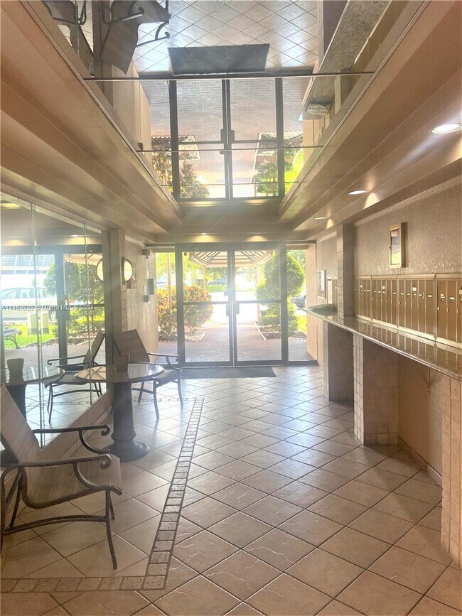 Building Photo - 4060 N Hills Dr