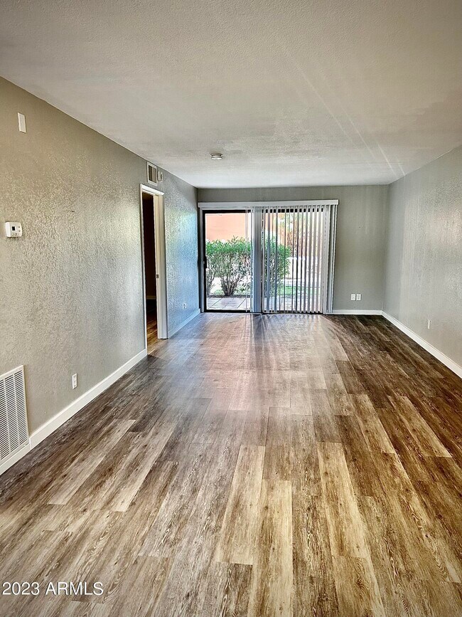 Foto del edificio - 4303 E Cactus Rd
