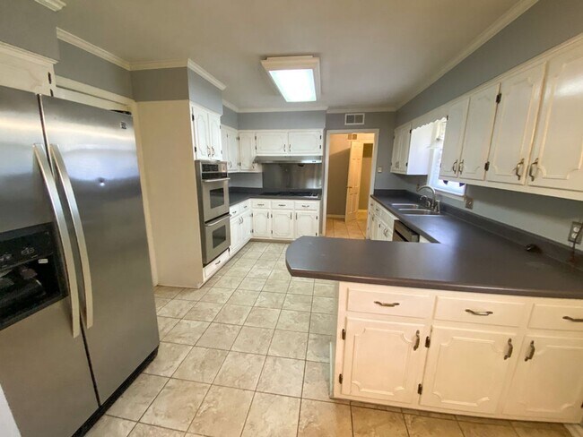 Foto del edificio - 4 bed, 2.5 bath home in East Memphis near CBHS, Shelby Farms, and Baptist Hospital