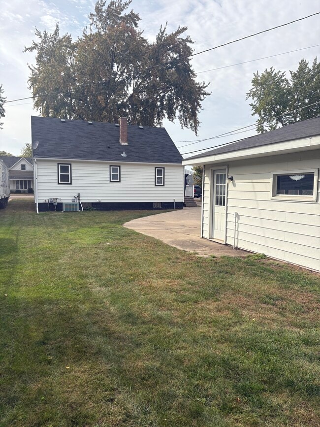 Building Photo - 106 Juniper St S