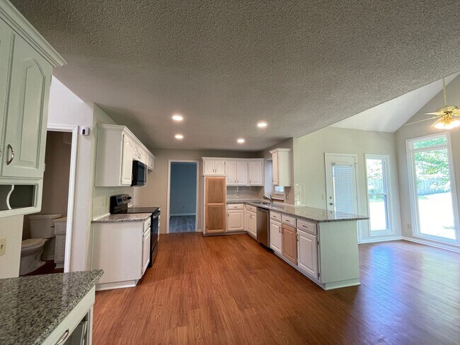 Building Photo - Stunning 4BR 2.5BA w/ Granite Kitchen in South Overland Park