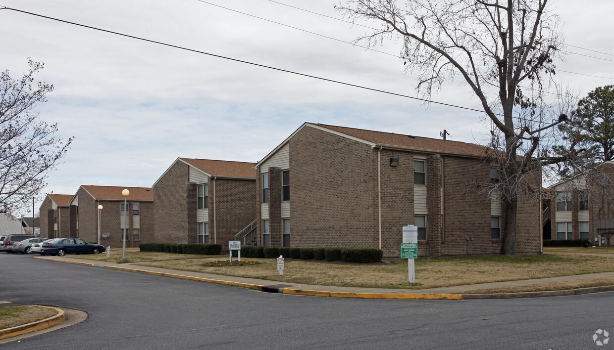Primary Photo - Cross Creek Apartments