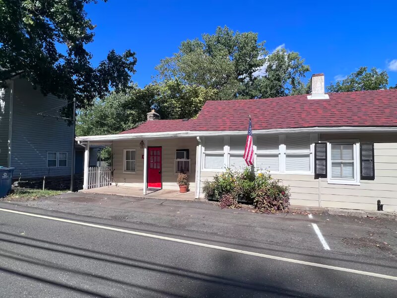 Primary Photo - 4867 River Rd