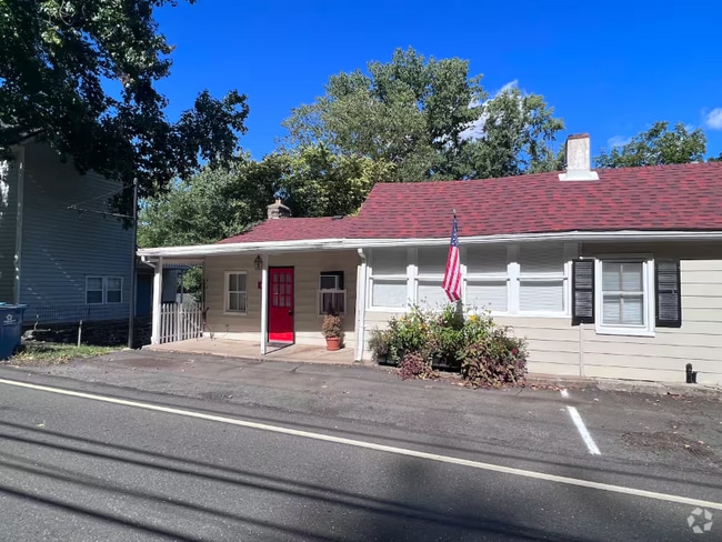 Building Photo - 4867 River Rd