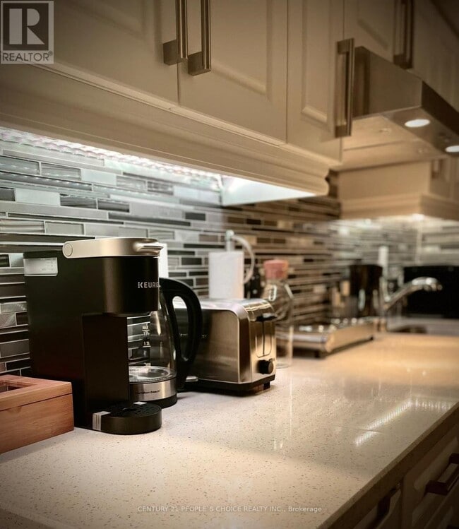 Building Photo - 657 Thompson Rd S