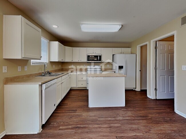 Foto del edificio - 1135 Legend Oak Dr