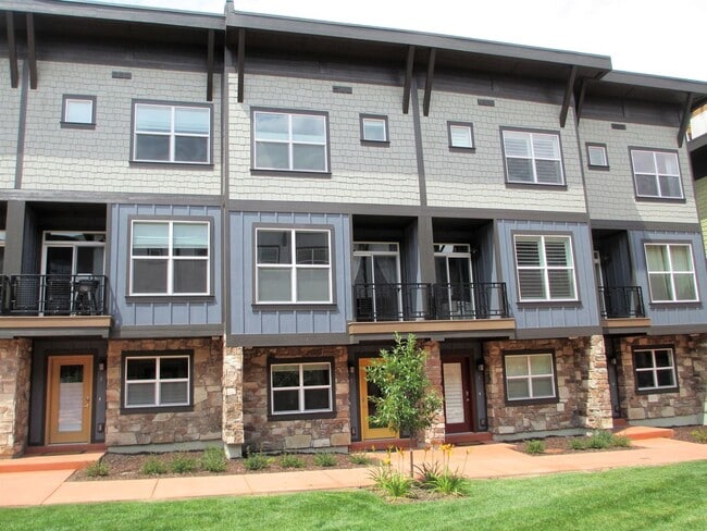 Centrally Located Newpark Townhome - Centrally Located Newpark Townhome