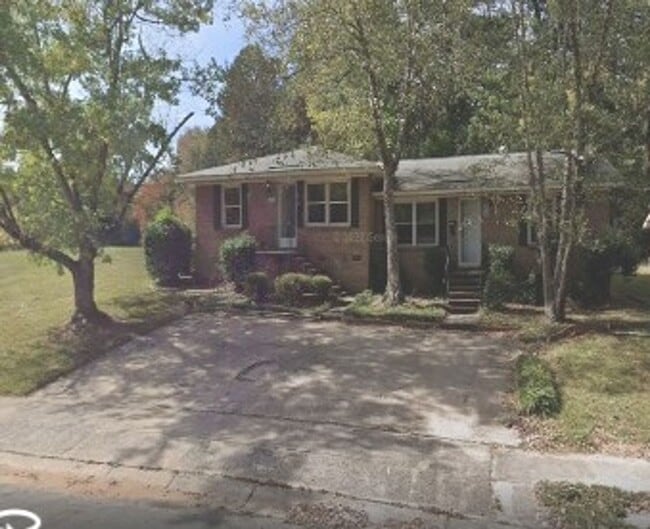 Building Photo - Remodeled 2 Bedroom 1 Bedroom Duplex off t...
