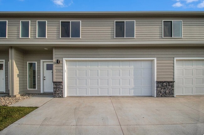 Building Photo - 5702 E Avett Pl