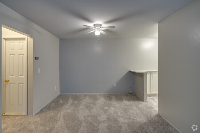 1BR, 1BA - 780SF - Dining Area - Harbor Club South