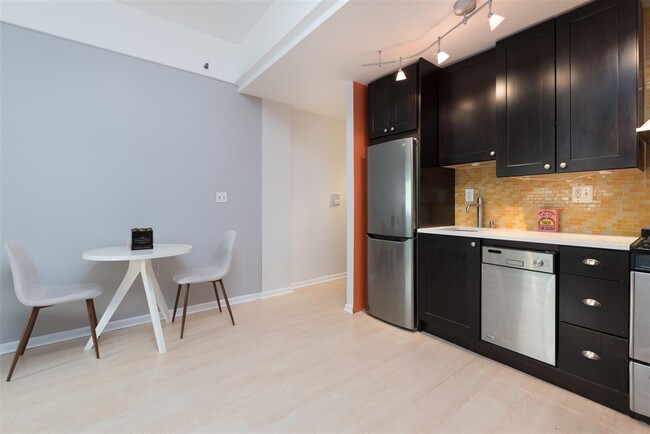 Building Photo - 476 Monmouth St