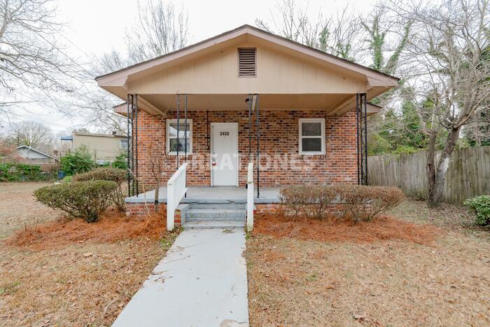Foto principal - 2430 Stark St