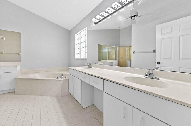 Foto del edificio - 14066 Glenlyon Ct