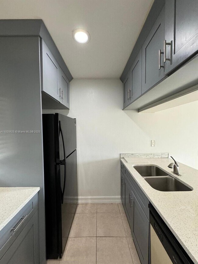 Building Photo - 9919 Twin Lakes Dr