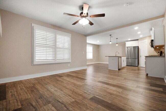 Foto del edificio - Pet Friendly Four Bedroom!