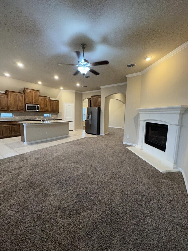 Building Photo - 700 Feathering Way