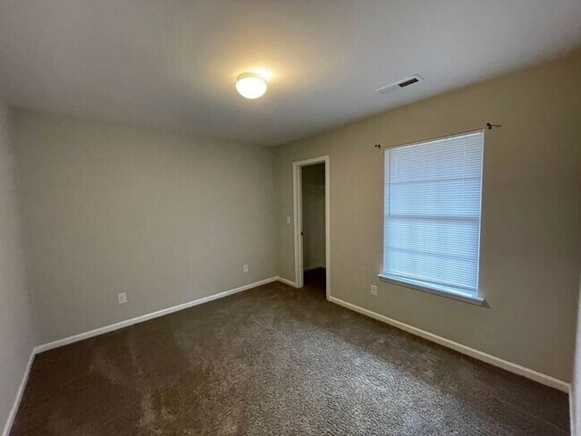 Foto del edificio - Spacious 4 bedroom, 2 full bath, 2 story t...