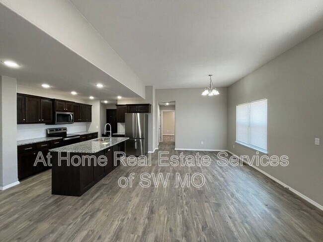 Building Photo - 218 W Canterbury Ln