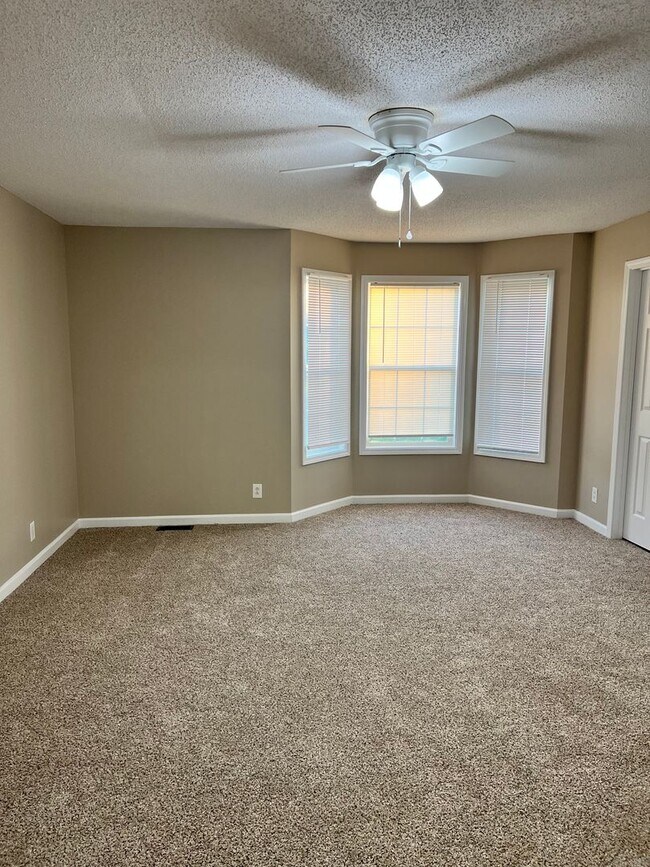 Foto del edificio - Three Bedroom in Oak Grove