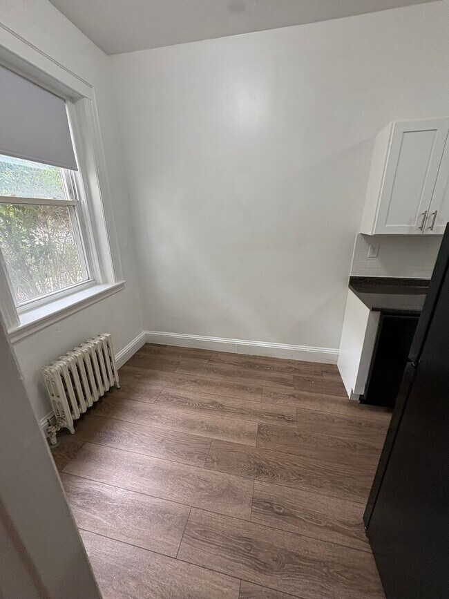 Building Photo - Beautiful spacious unit with great location in Brookline available NOW!