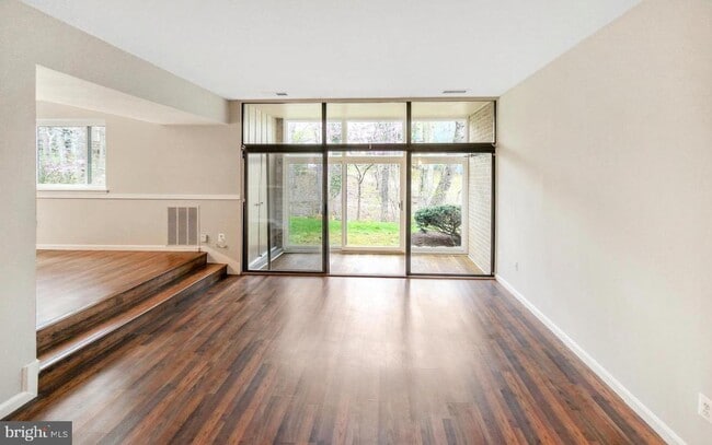 Building Photo - 1661 Parkcrest Cir
