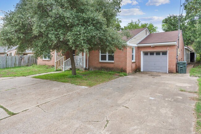 Building Photo - Huge 6 Bed in Bryan for Fall 2025 Move In!