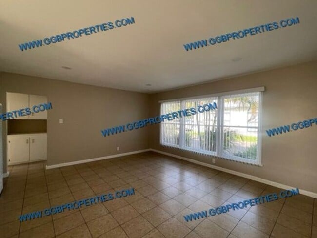 Foto del edificio - Will not Last! Charming 2 BD / 1 BA Norwalk Home with One Car Garage / Laundry Hook Ups