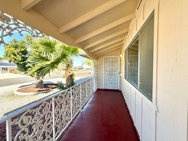 Foto del edificio - Low-Maintenance 2 Bed 2 Bath Home with Enclosed Patio in Sun City 55+ Community