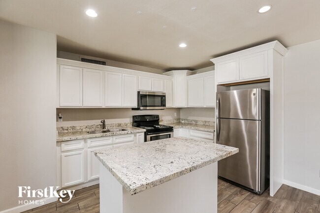 Foto del edificio - 3435 W Country Gables Dr