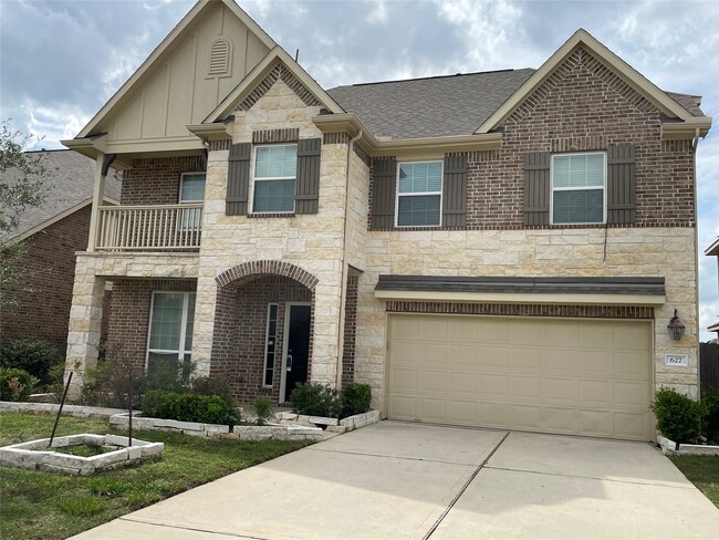 Building Photo - 627 Oak Cir Dr E