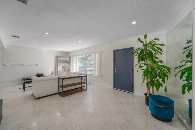 Building Photo - 12520 NE Miami Pl