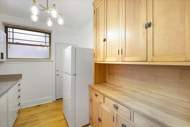 Building Photo - Large One Bedroom in Andersonville