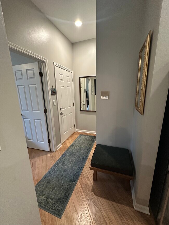 Entryway - 1464 W Grace St