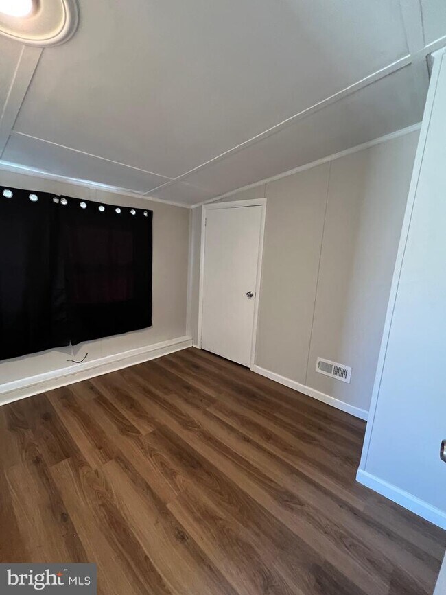 Foto del edificio - 327 Kerns St